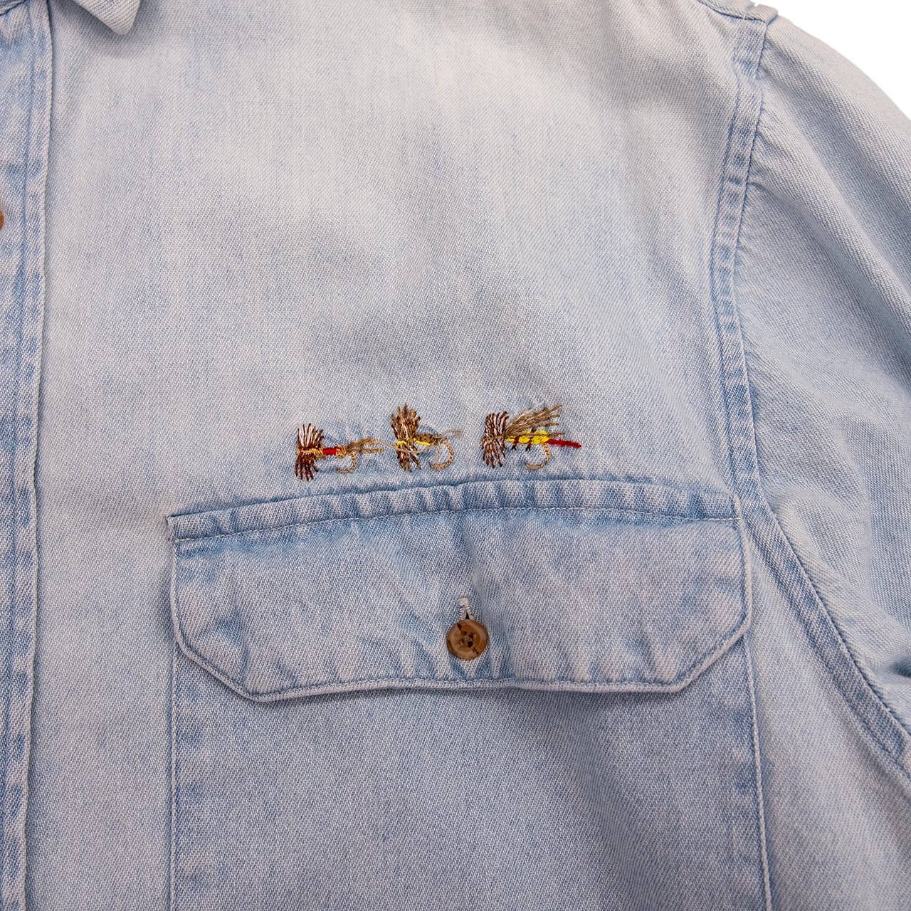 【USED】90s Eddie Bauer エディーバウアー Light Wash Denim Shirt with Fly Fishing Embroidery ライトウォッシュ デニムシャツ (フライフィッシング刺繍) 黒タグ